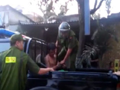 Nam thanh niên cởi trần, cầm dao chặn đường, dọa chém bất cứ ai trên phố