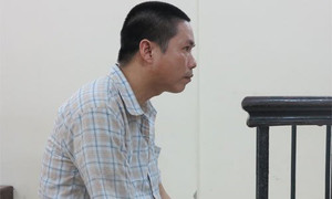 Người đàn ông vung dao đoạt mạng trai lạ nằm ôm vợ