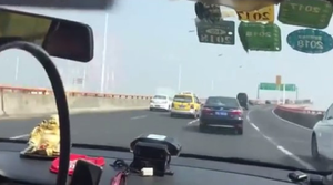 Tài xế 'điên' lạng lách, vượt 50 xe trên cao tốc giữa giờ cao điểm trong chưa đầy 2 phút