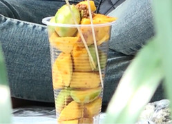 Kinh hoàng món xoài lắc ướp: Chỉ toàn mồ hôi tay, bụi đường và nước bẩn!