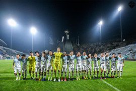 Xuân Trường ngồi ngoài xem đội nhà nhảy lên top 3