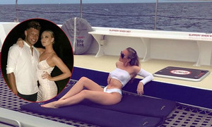 Bạn gái sao Arsenal liên tục khoe thân hình bốc lửa trên bờ biển