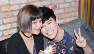 Nathan Lee cười tít mắt bên cha đại sứ và em gái ruột xinh như hot girl