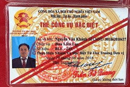 Vi phạm giao thông, người đàn ông rút thẻ Ban Chiến lược TW để bỏ qua