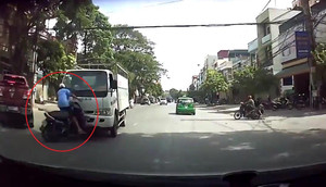 Xe máy phóng tít mù, lấn làn bị xe tải hất văng lên trời