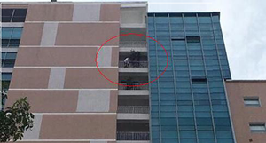 Giải cứu nam thanh niên đòi nhảy từ tầng 18 bệnh viện Bạch Mai