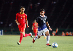 Cầu thủ U17 Việt Nam lập siêu phẩm như sao Ngoại Hạng Anh