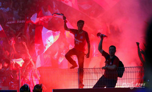 Cổ động viên Hải Phòng quyết biến Mỹ Đình thành Lạch Tray