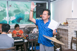 Chế Linh đánh trống, chỉ huy hai con tập luyện cho đêm nhạc