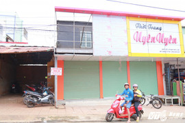 Treo bảng hiệu, người đàn ông trượt chân rơi xuống đất chết não