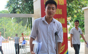 Thí sinh Hà Nội chống nạng đi thi THPT quốc gia