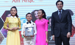 Hồ Văn Cường chững chạc nhận giải từ Youtube cho mẹ nuôi Phi Nhung