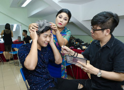 Siu Black đội tóc giả, vẽ râu cho Nguyên Khang