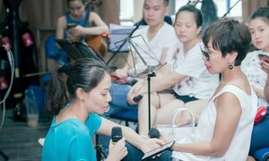 Thu Minh quỳ gối, ôm chân danh ca Khánh Hà