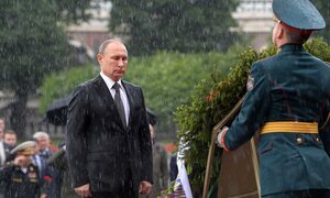 Tổng thống Putin đội mưa đặt hoa tưởng niệm các chiến sĩ vô danh