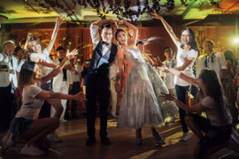 Khách mời toàn sao hạng A dự hôn lễ người đẹp 'Ỷ thiên đồ long ký'