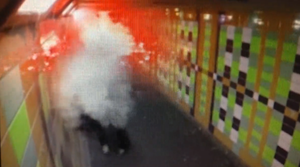 3 'trẻ trâu' đốt pháo dọa người vô gia cư khiến dân mạng phẫn nộ