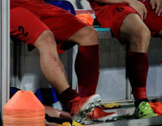 Cầu thủ Hải Phòng đau chảy nước mắt, chân rớm máu sau cú đạp của Sầm Ngọc Đức