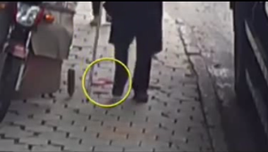 Cụ già đánh rơi gần 30 triệu đồng trên phố và cái kết bất ngờ