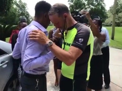 Rơi nước mắt khoảnh khắc ông bố nghe nhịp tim con gái mình đập trong lồng ngực người khác