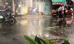 Hình ảnh kỳ thú: 'Nhạc nước' trong mưa lớn ở TP.HCM