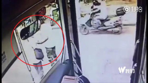 Tài xế xe buýt nhảy xuống xe, dắt người đàn ông mù qua đường