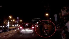 Thanh niên đầu trần cưỡi xe máy, luồn lách né chốt 141 trong đêm