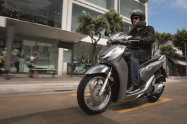 Giá ngang ô tô, SH 300i mỗi tháng tiêu thụ được 70 chiếc