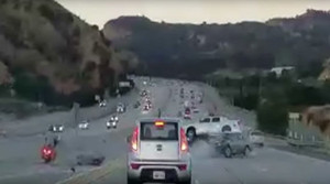 Bị người đi xe máy đạp, ô tô loạng choạng gây tai nạn liên hoàn