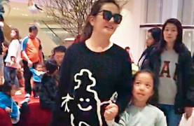 Con gái Triệu Vy bị chê 'quê mùa' vì không mặc quần áo hàng hiệu