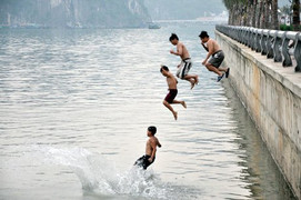 Người lớn nhắc nhở vẫn rủ nhau tắm hồ, 2 học sinh tiểu học đuối nước thương tâm