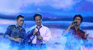 Chế Linh tình cảm bên hai con trai trên sân khấu