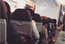 Video: Máy bay rung như máy giặt, cơ trưởng khuyên 359 hành khách cầu nguyện