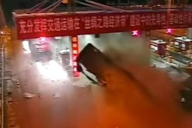 Xe tải chở dưa hấu đâm nát trạm thu phí trong đêm, người dân lao ra 'hôi của'