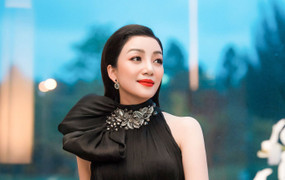 Họa mi bán cổ điển Phạm Thu Hà khoe sắc lộng lẫy với đầm đen