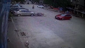 Kinh hoàng cảnh xe máy chở kính lao như điên, quệt đầu ô tô ngã văng xa chục mét