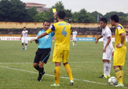 Video: Những cú xoạc bóng rợn người khiến cầu thủ V-League nhập viện