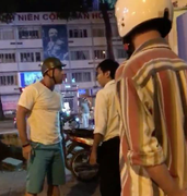 Video: Ông Tây hùng hổ bẻ gương, đánh tài xế taxi sau va chạm giao thông