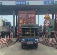 Xe tải núp bóng xe container trốn 40.000 đồng phí BOT gây bức xúc mạng xã hội