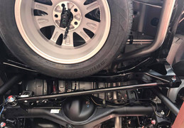 Vì sao ô tô dễ bị lật khi lắc ngang đuôi xe đi qua đường xóc?