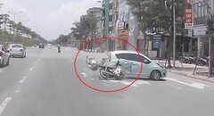 Chạy xe máy tốc độ 'bàn thờ', mải nhìn điện thoại, đâm sầm vào ô tô
