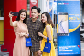 Samsung J7 'cháy hàng' tại cửa hàng MobiFone vì giảm giá hơn 60%