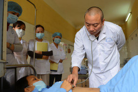 Sự thật gây sốc của bác sỹ 20 năm chữa trị bệnh nhân HIV