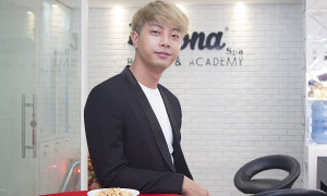 Tăng Nhật Tuệ dẫn học trò đến mừng Võ Đình Hiếu lên chức ông chủ