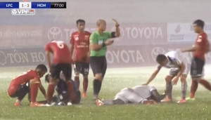 Tung đòn kungfu đạp ngoại binh đội Công Vinh, thủ môn Long An lĩnh án nặng