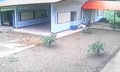 Video: Tên trộm ngốc nghếch khổ sở đột nhập gara bỏ hoang