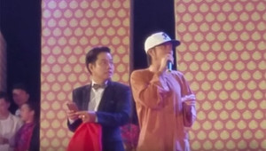 Hoài Linh bị hỏng iPad, tụt dép sau vụ ném đá lên sân khấu