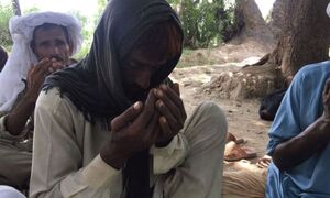 Thảm họa cháy xe dầu Pakistan: Người đàn ông đau khổ tìm vợ con mất tích