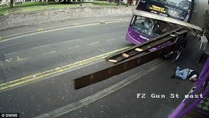 Video: Xe buýt đâm cực mạnh, người đàn ông vẫn đứng dậy đi bình thường