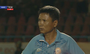 Video 'siêu phẩm' phản lưới nhà khiến HLV Khánh Hòa sững sờ